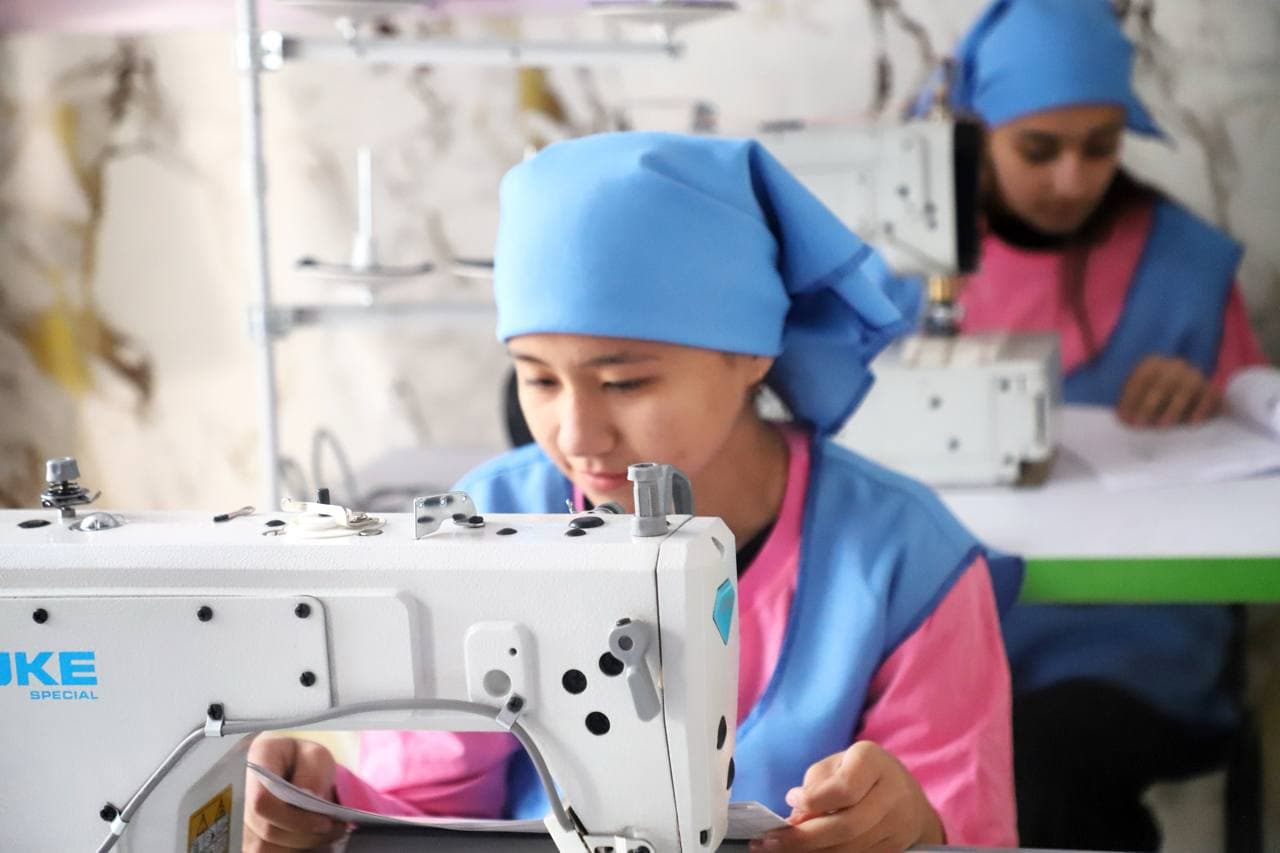 Бухоро тумани: “Маданият работ”да Моҳинур Ҳомидова тикувчилик цехини очди