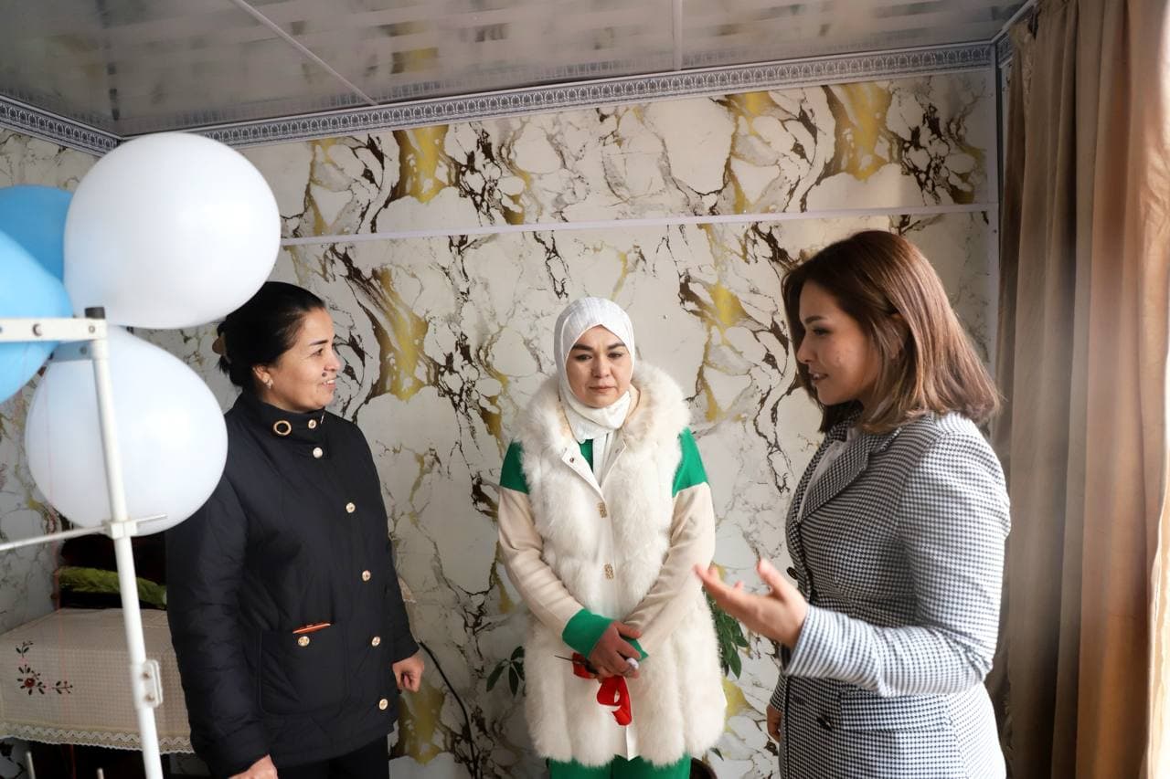 Бухоро тумани: “Маданият работ”да Моҳинур Ҳомидова тикувчилик цехини очди