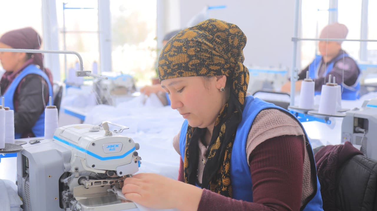 Olot: “Mirza bobo Norov” MCHJda 30 nafardan ortiq xotin-qizlar bandligi ta’minlangan