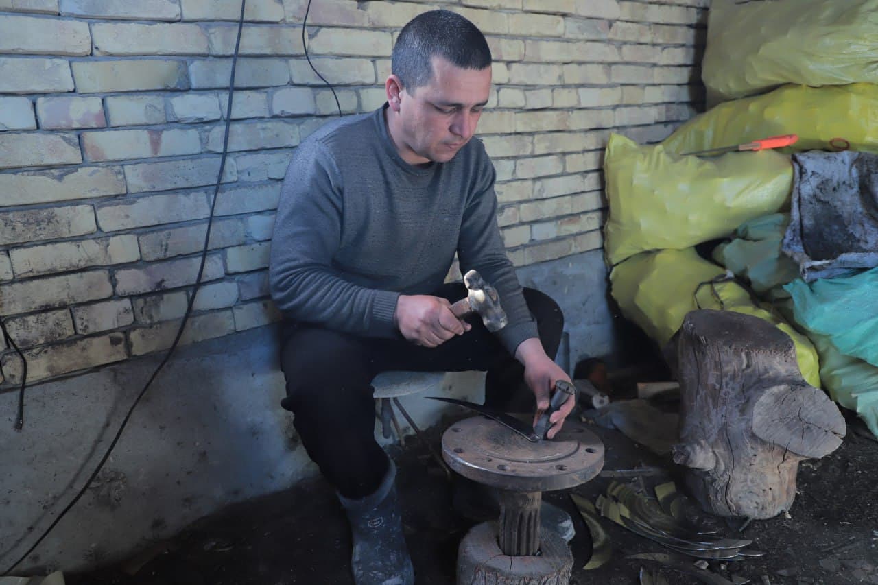 Qorakoʻl: “Temirni qizigʻida bosayotgan” ustaning qoʻli dard koʻrmasin