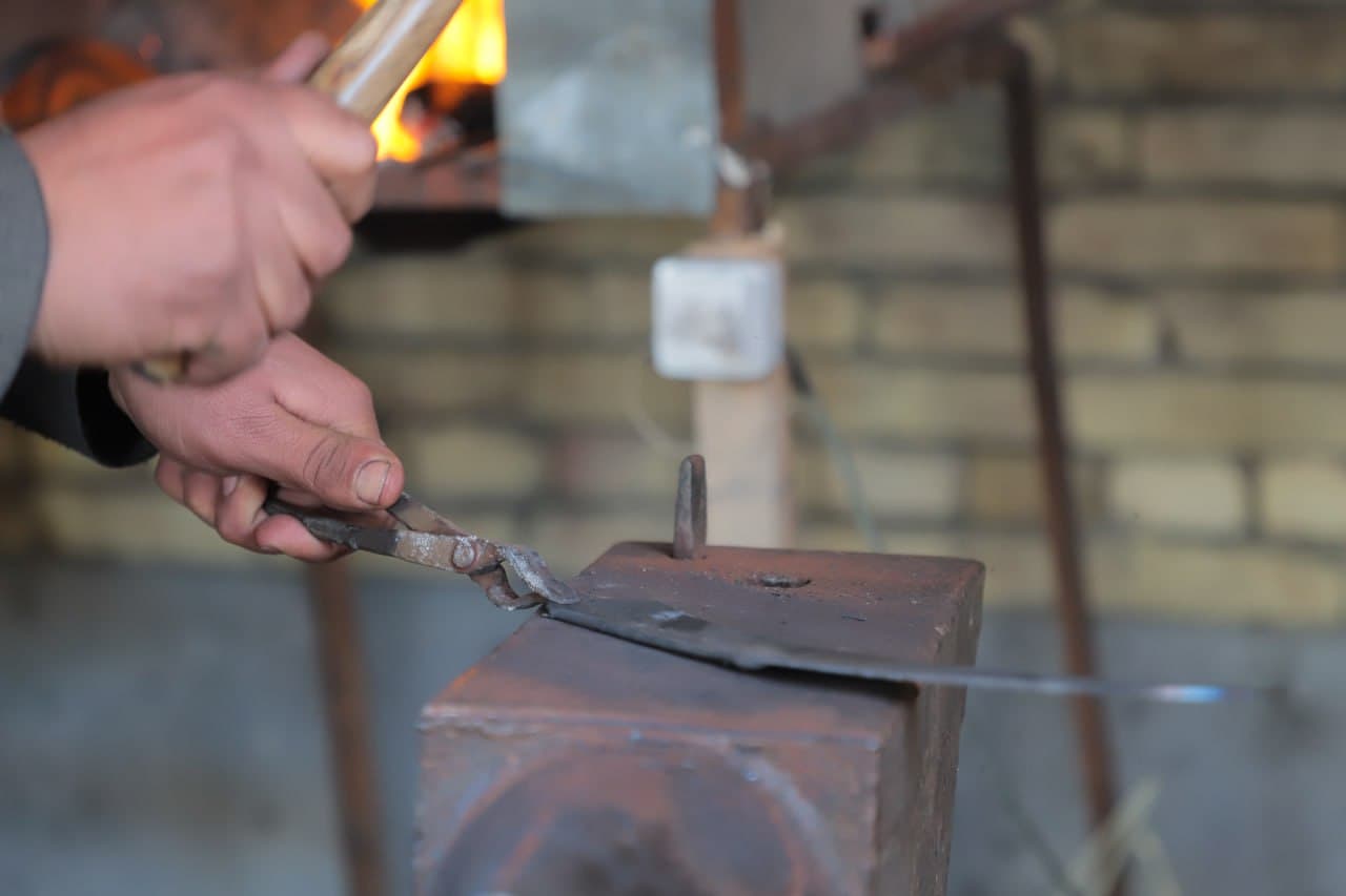 Qorakoʻl: “Temirni qizigʻida bosayotgan” ustaning qoʻli dard koʻrmasin