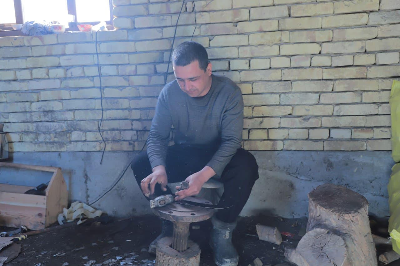 Qorakoʻl: “Temirni qizigʻida bosayotgan” ustaning qoʻli dard koʻrmasin