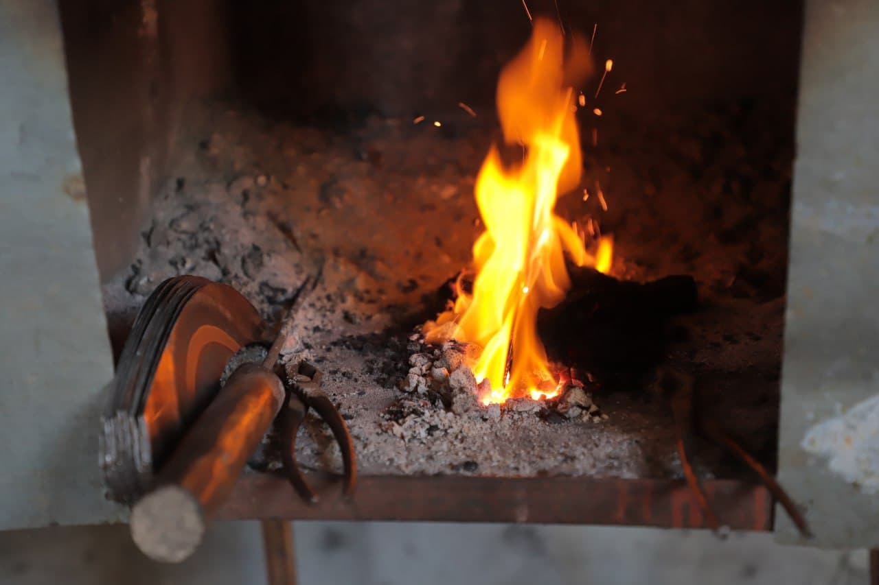 Qorakoʻl: “Temirni qizigʻida bosayotgan” ustaning qoʻli dard koʻrmasin