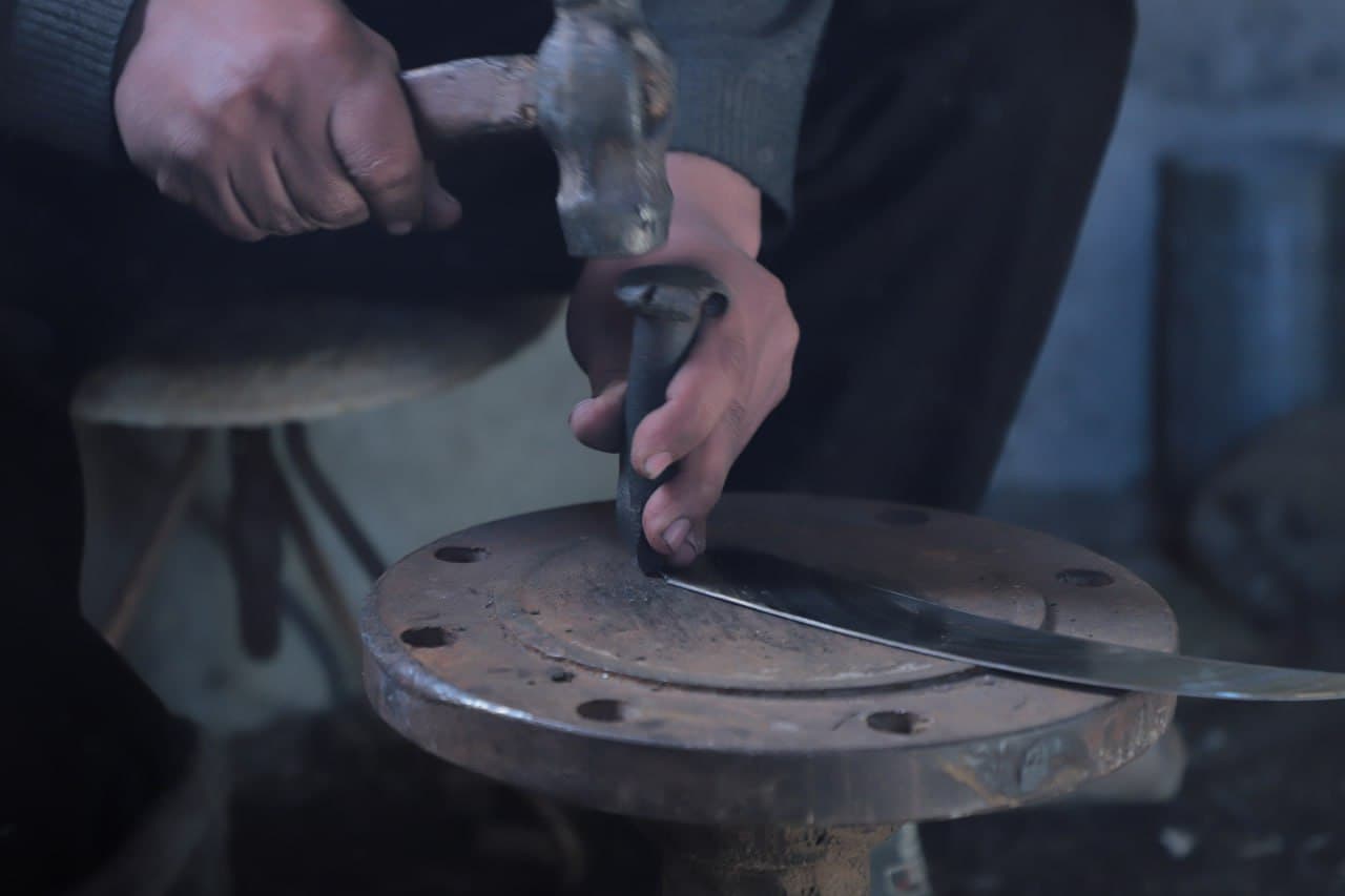 Qorakoʻl: “Temirni qizigʻida bosayotgan” ustaning qoʻli dard koʻrmasin