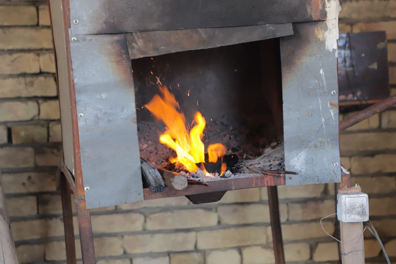 Qorakoʻl: “Temirni qizigʻida bosayotgan” ustaning qoʻli dard koʻrmasin