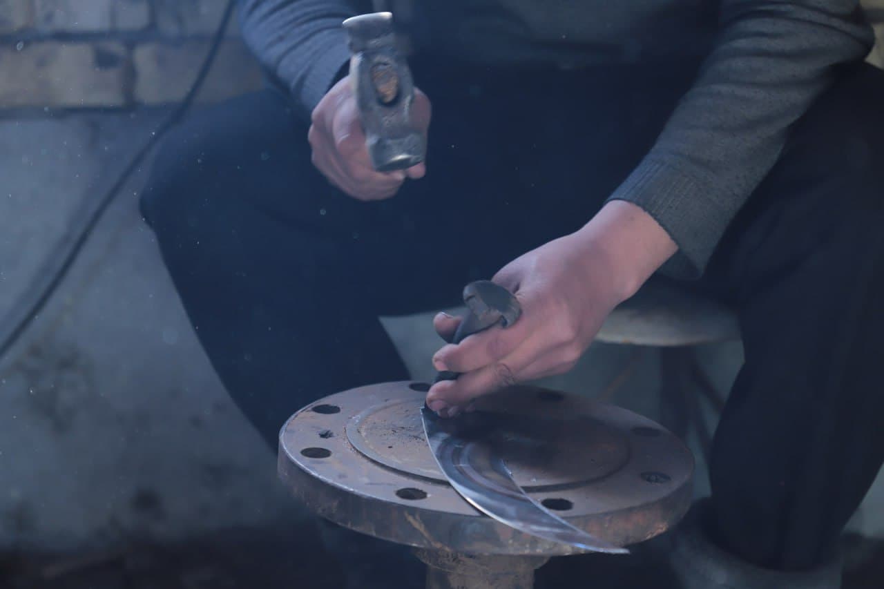 Qorakoʻl: “Temirni qizigʻida bosayotgan” ustaning qoʻli dard koʻrmasin