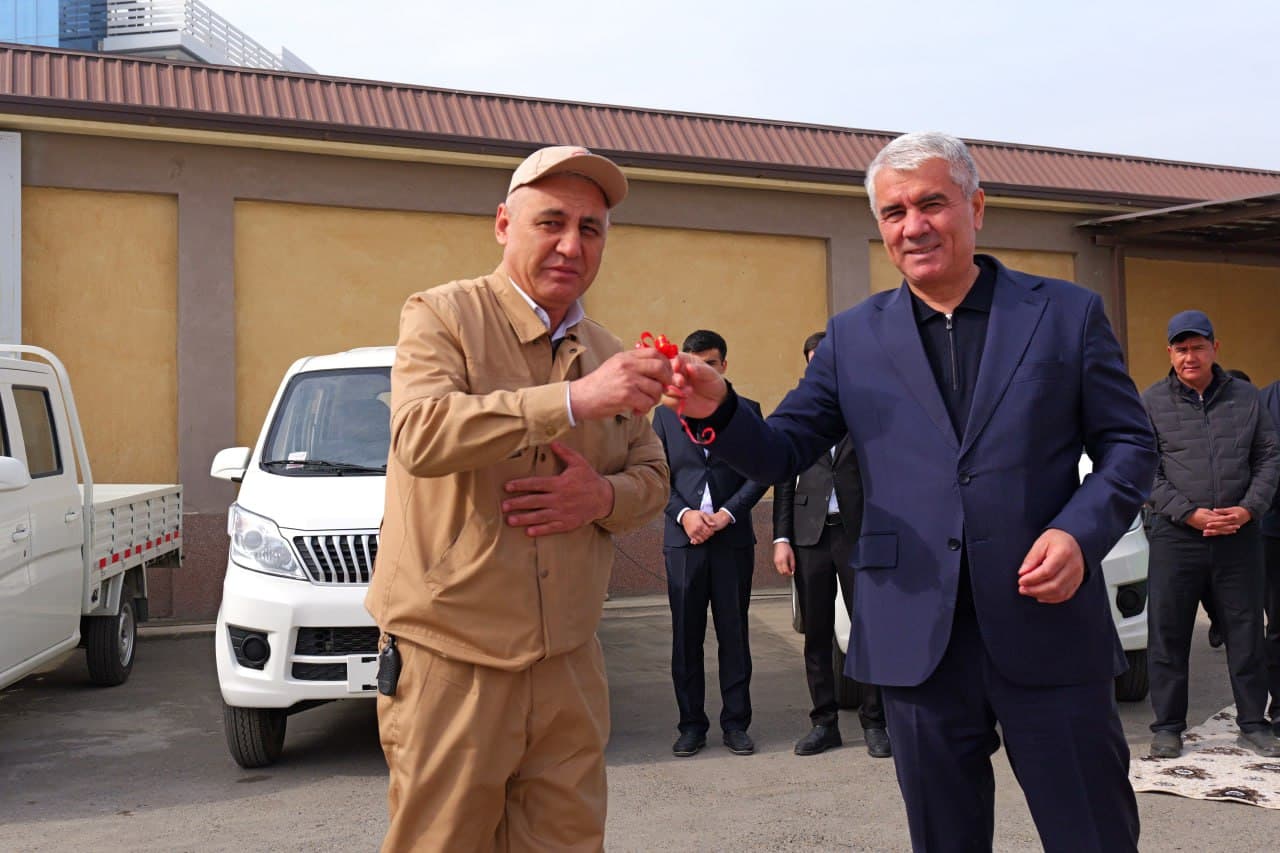 Buxoro hududiy elektr tarmoqlari korxonasiga yangi elektromobillar topshirildi