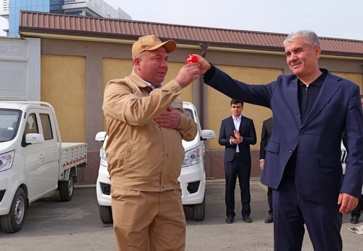 Buxoro hududiy elektr tarmoqlari korxonasiga yangi elektromobillar topshirildi