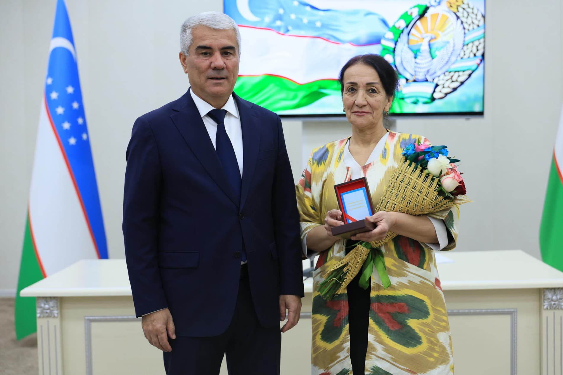 Buxorolik fidoyi mahalla tizimi xodimlariga davlat mukofotlari va ko‘krak nishonlari topshirildi