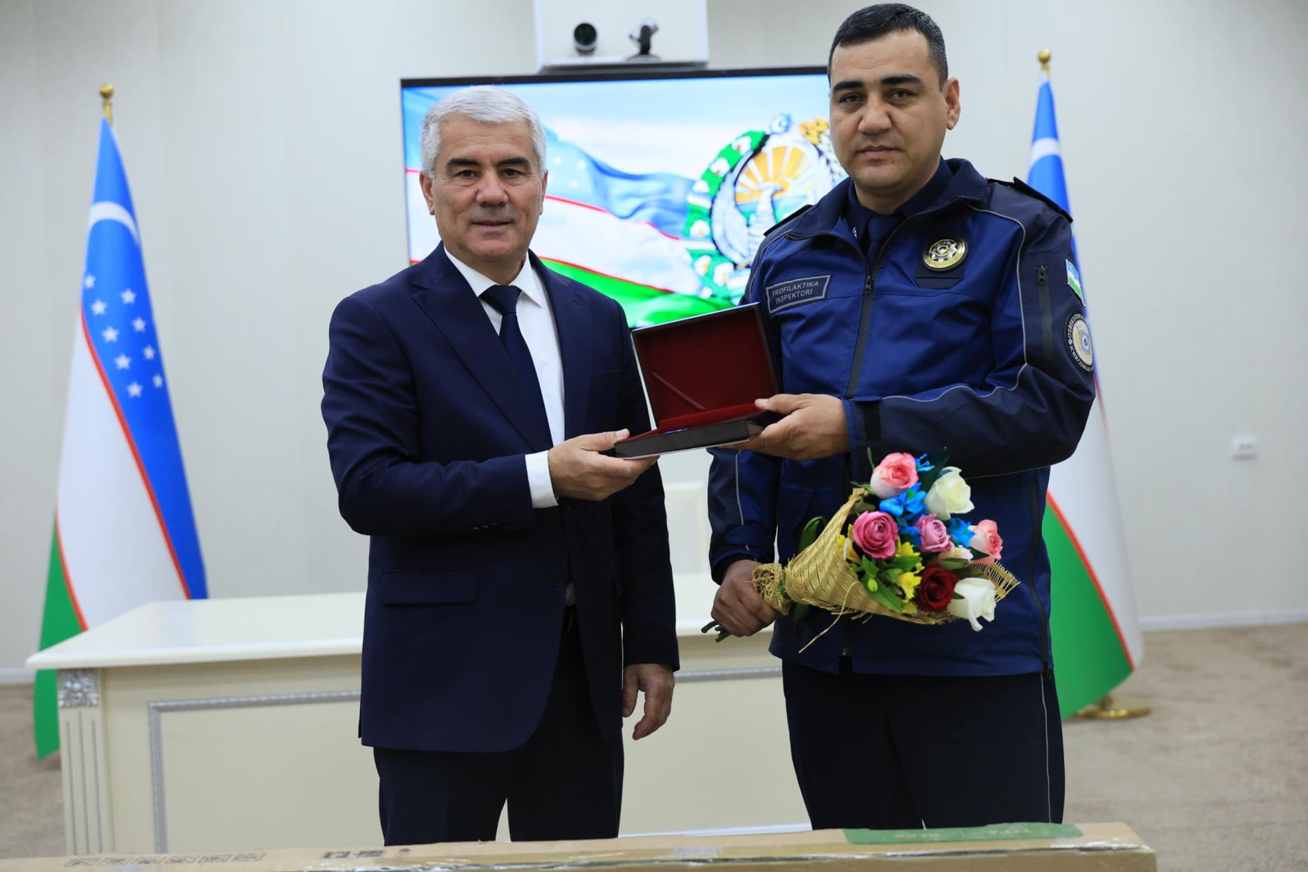 Buxorolik fidoyi mahalla tizimi xodimlariga davlat mukofotlari va ko‘krak nishonlari topshirildi