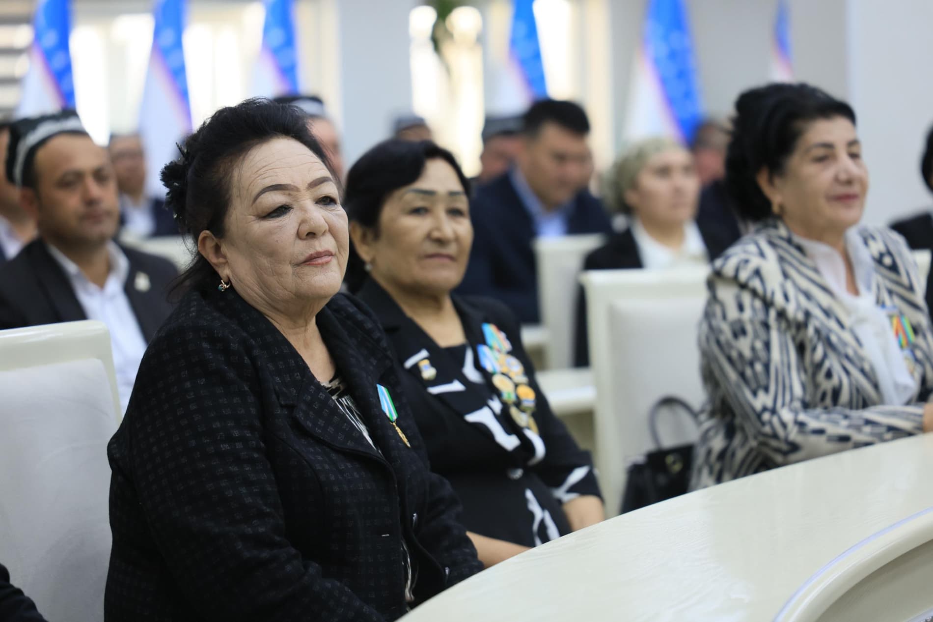 Buxorolik fidoyi mahalla tizimi xodimlariga davlat mukofotlari va ko‘krak nishonlari topshirildi