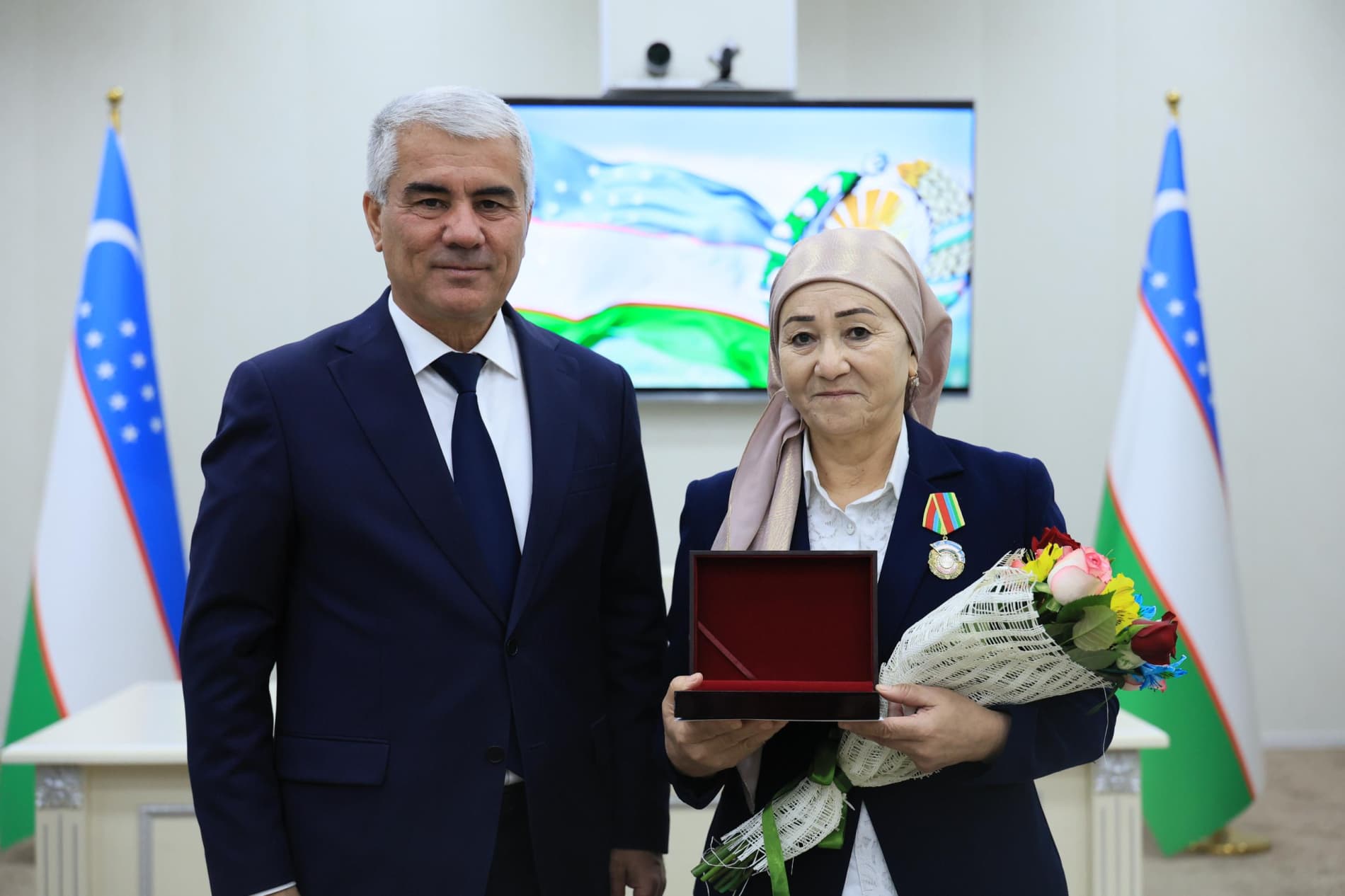 Buxorolik fidoyi mahalla tizimi xodimlariga davlat mukofotlari va ko‘krak nishonlari topshirildi