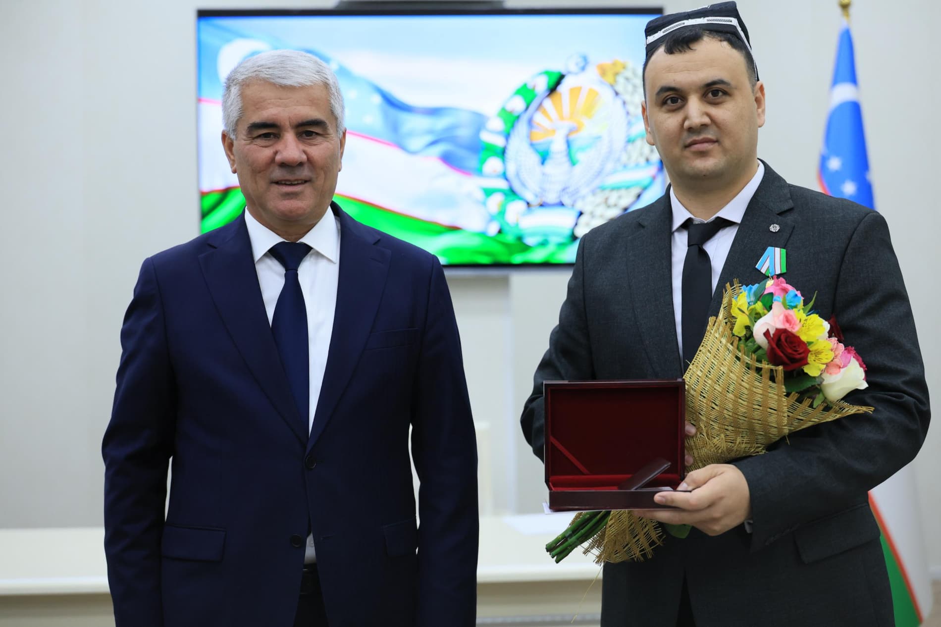 Buxorolik fidoyi mahalla tizimi xodimlariga davlat mukofotlari va ko‘krak nishonlari topshirildi