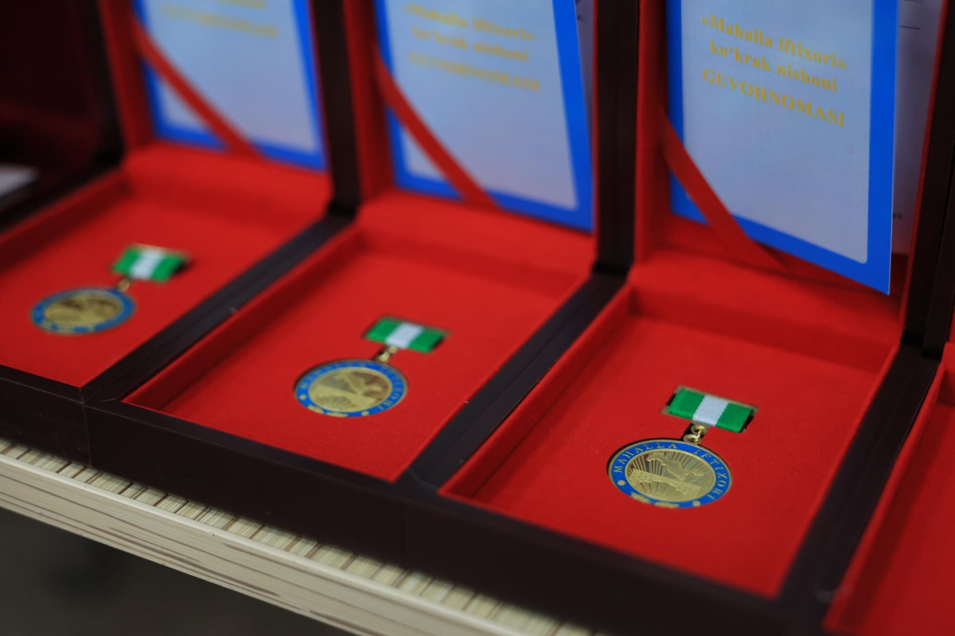 Buxorolik fidoyi mahalla tizimi xodimlariga davlat mukofotlari va ko‘krak nishonlari topshirildi