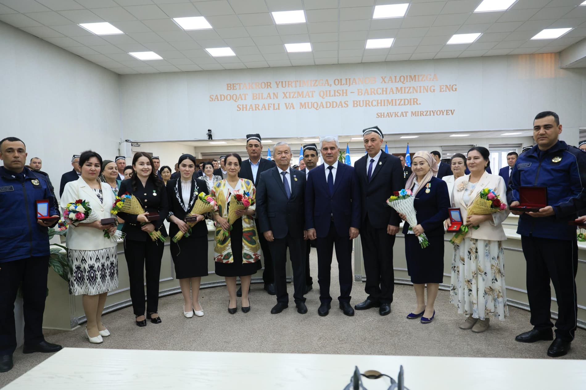 Buxorolik fidoyi mahalla tizimi xodimlariga davlat mukofotlari va ko‘krak nishonlari topshirildi