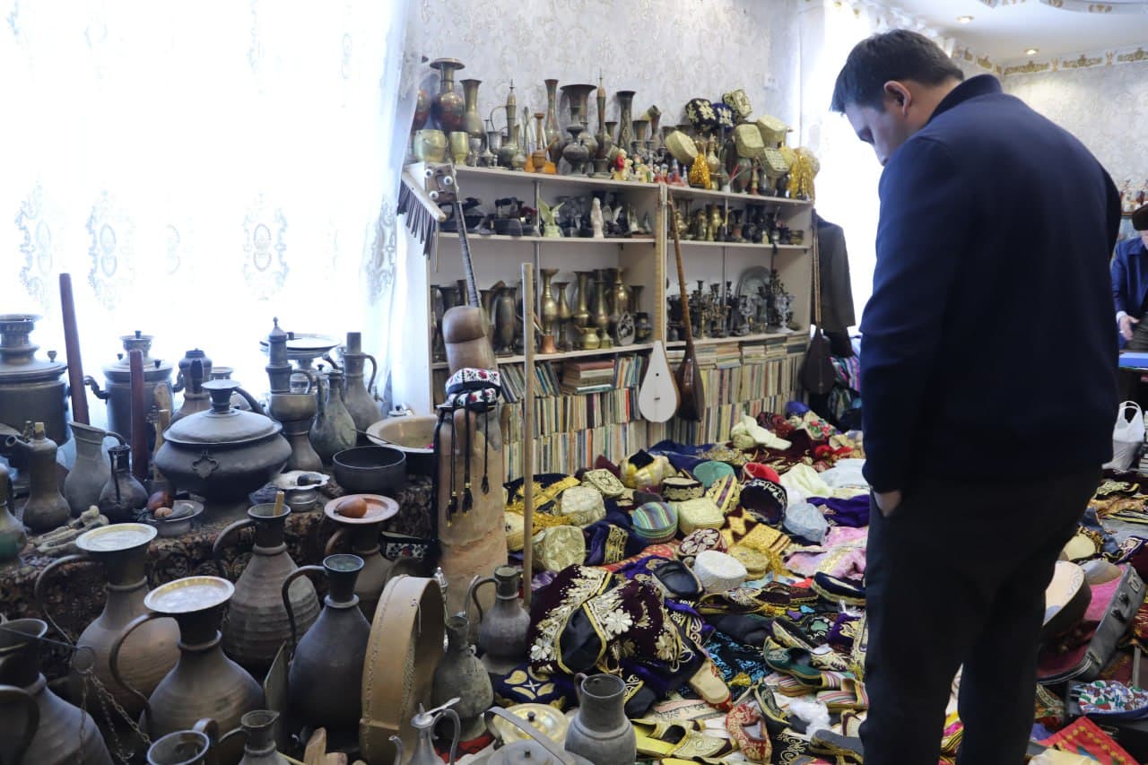 Jondor: nodir kitoblar, osori-atiqalarga boy xonadon moʻjazgina muzeyni eslatadi