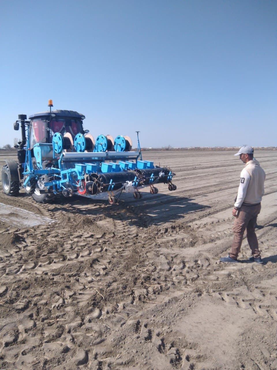 Jondor: “Bahodir Bekzod Asadbek” va boshqa fermer xoʻjaliklarida chigit ekish ishlari avjida