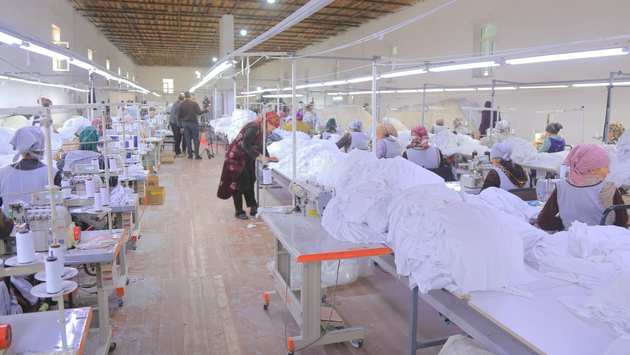 Olot: "Veltonix" MCHJda 100 nafar tikuvchi ayol bandligi taʼminlanmoqda