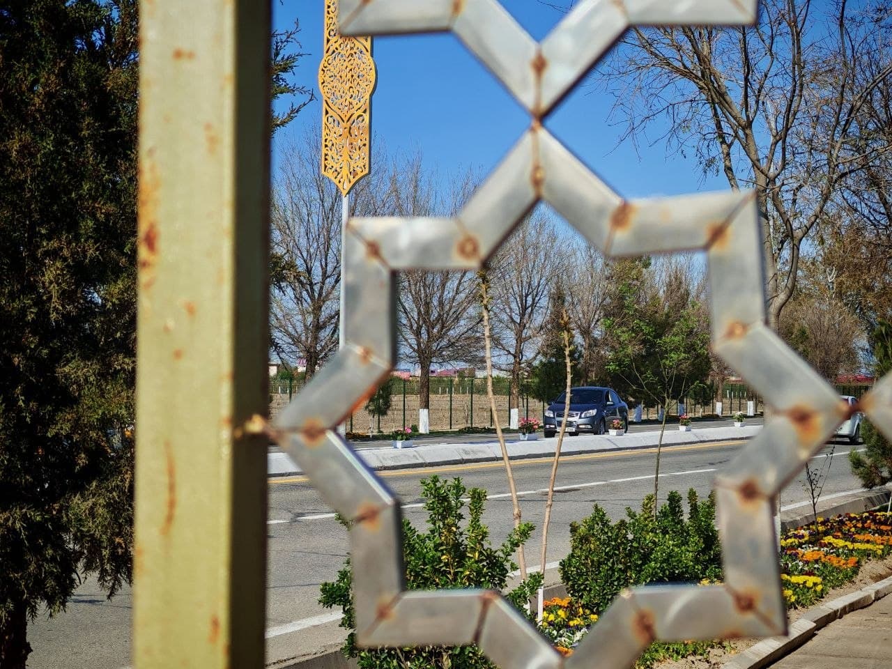 Kogon: temiryoʻlchilar tumani gulga burkanmoqda