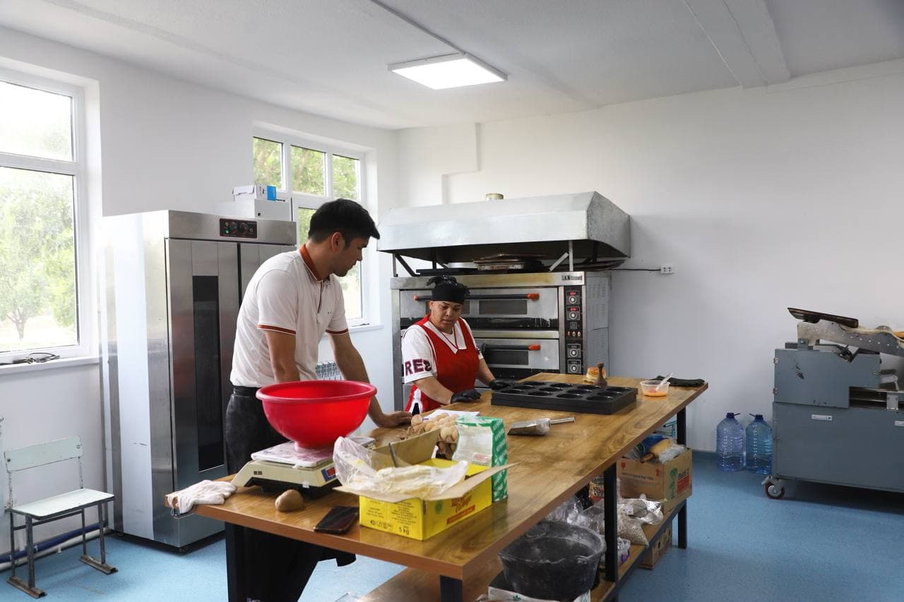 Buxoro tumani: umumta’lim maktabi bo‘sh turgan binolarida tadbirkorlik sexlari tashkil qilinmoqda