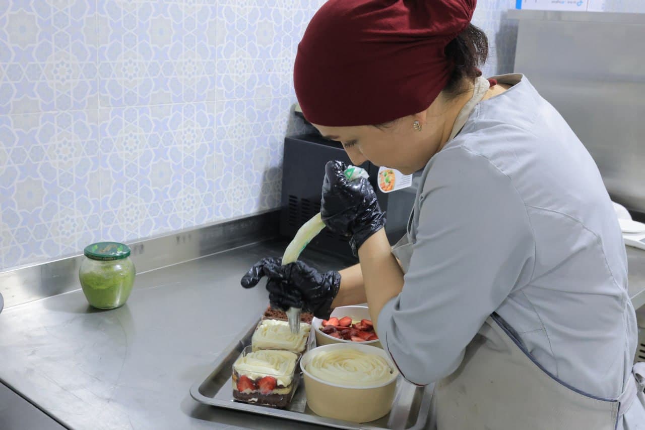 Kogon: “O‘zbekiston” mahallasida Shahlo Atoeva o‘z sexini ishga tushirdi