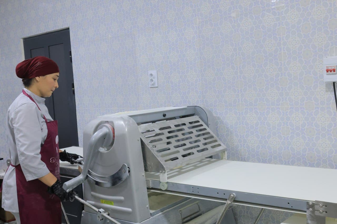 Kogon: “O‘zbekiston” mahallasida Shahlo Atoeva o‘z sexini ishga tushirdi