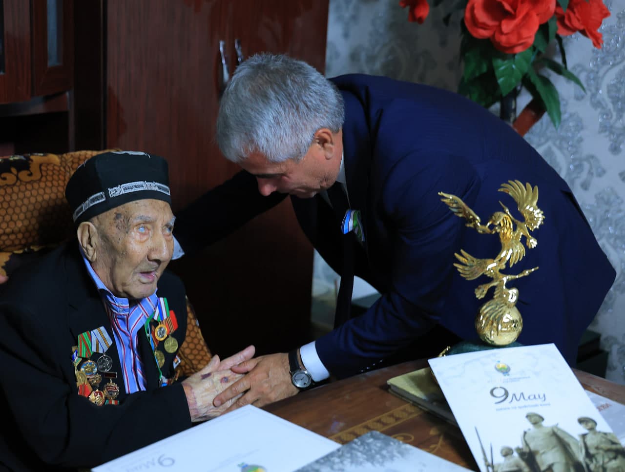 Ботир Зарипов бухоролик уруш қатнашчиларига Президент табриги ва пул мукофотларини етказди