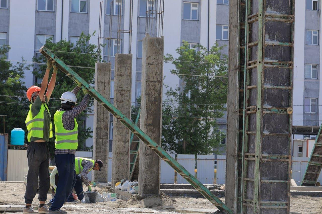 Kogon tumani: sanitariya-epidemiologik osoyishtalik va jamoat salomatligi tuman boʻlimi hamda davlat soliq inspeksiyasining zamonaviy maʼmuriy binolari qurilishi jadal surʼatda davom ettirilmoqda