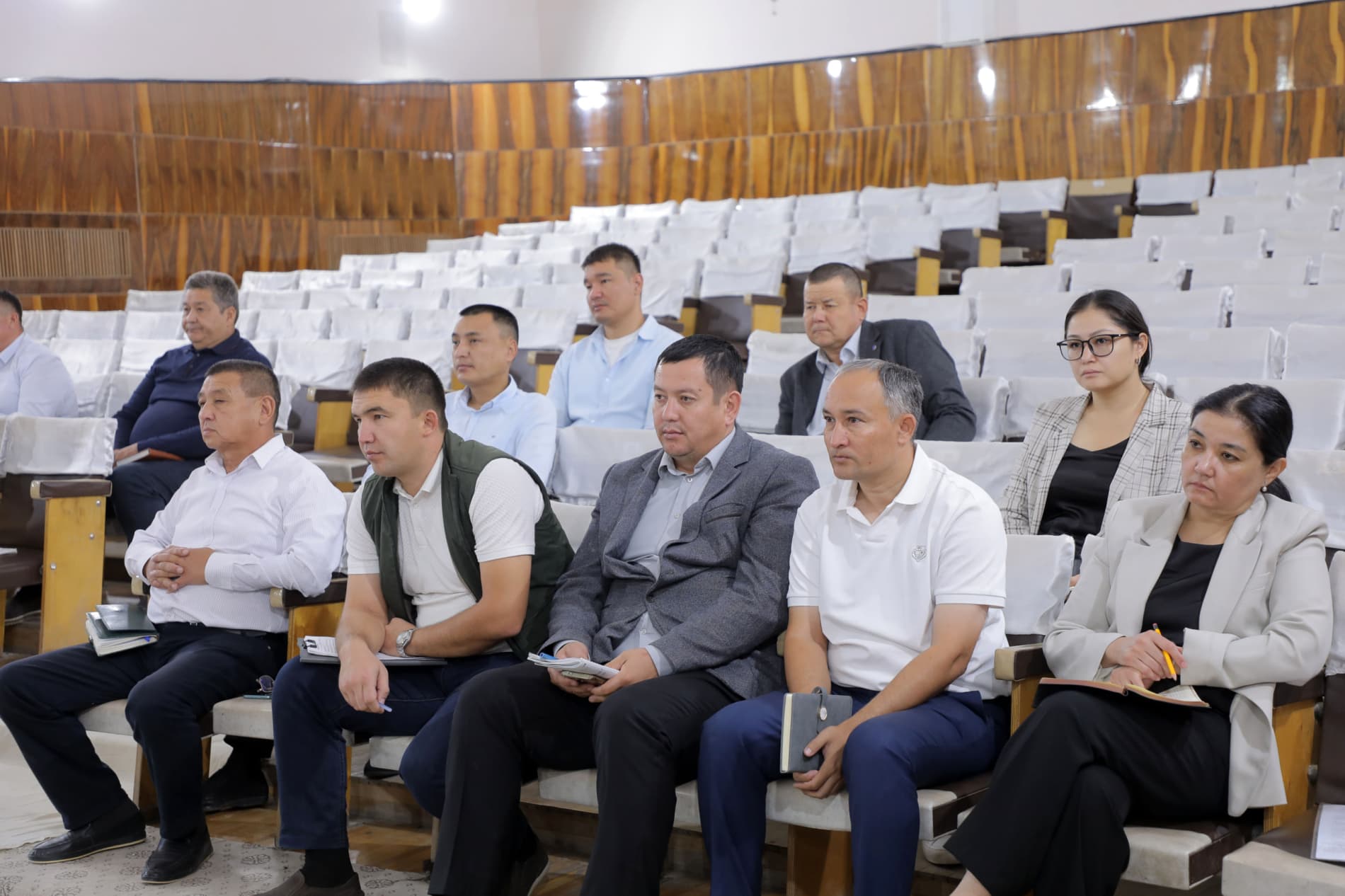 Buxoro viloyati rahbariyati Xoʻjayli tumanida: ustuvor vazifalar va dolzarb masalalar muhokama qilindi