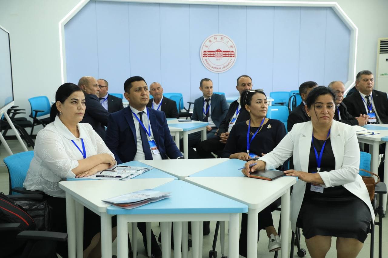 Buxorolik maktab direktorlari Xitoyda ilg‘or ta’lim tajribasini o‘rganishmoqda