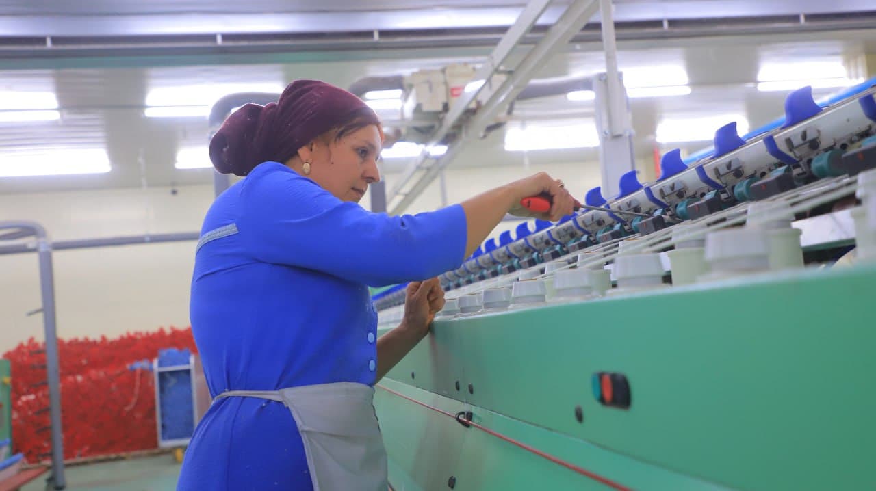 Qorako‘l: Marhabo Sayfullaeva singari chevarlar “Karakul Spinning”da o‘z o‘rniga ega