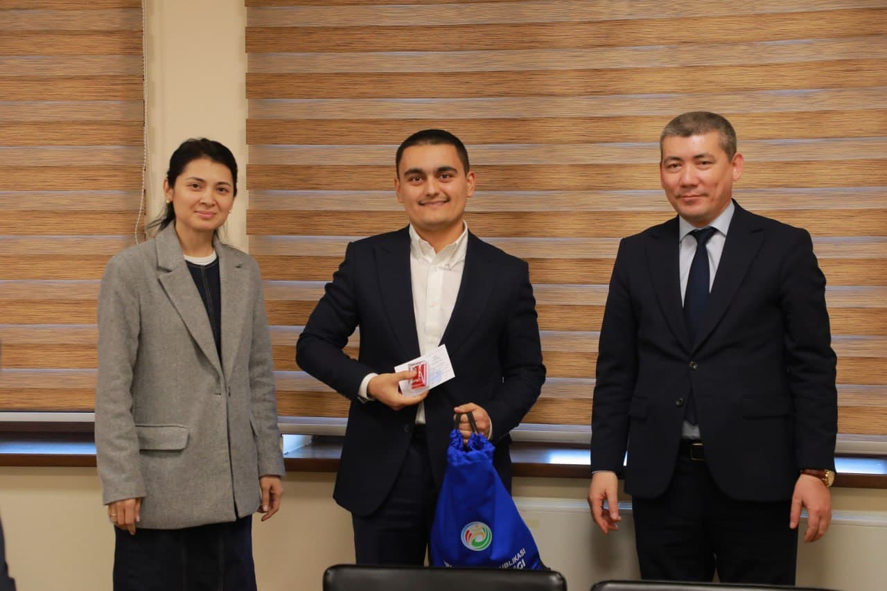 Buxorolik yosh iqtidor egasi Koʻhna Qitʼaning nufuzli davlat boshqaruvi maktabida malaka oshirmoqda