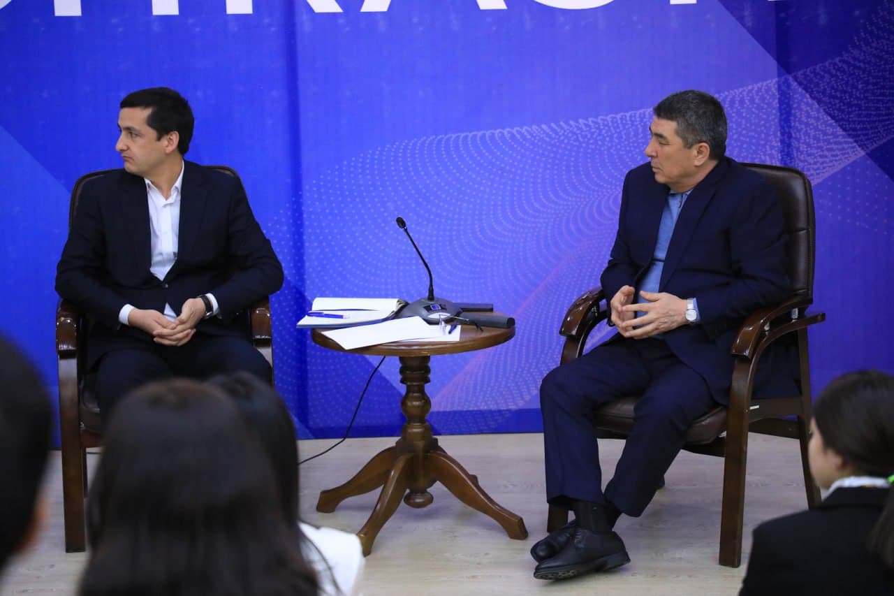 Жиззах вилояти ҳокими вазифасини бажарувчи Улуғбек Мустафоев Жиззахлик ёшлар ва хорижда таҳсил олаётган бир гуруҳ ёшлар билан мулоқот ўтказди