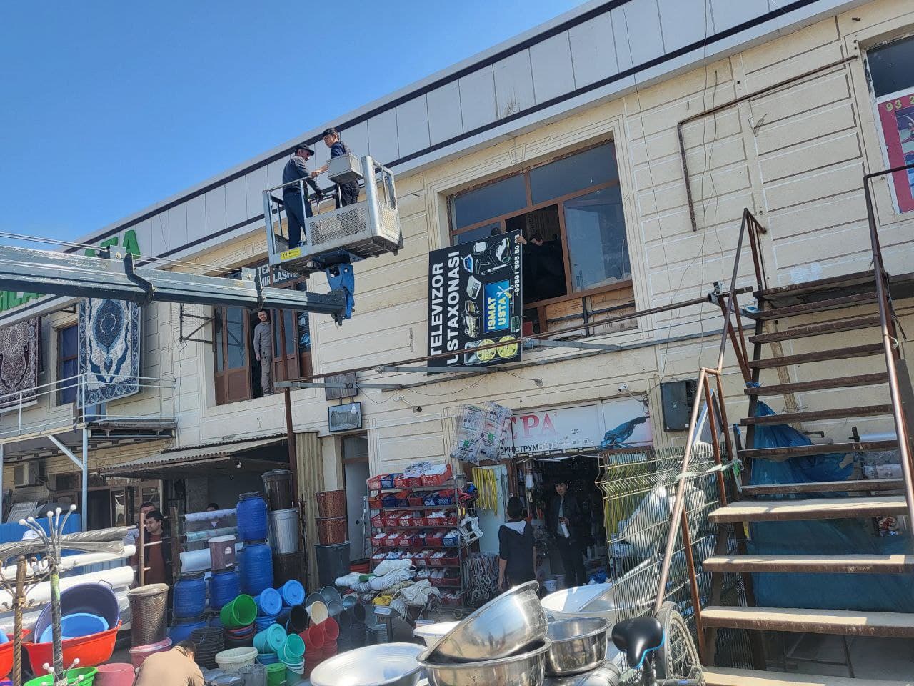 Paxtakor tumanida noqonuniy reklama bannerlari olib tashlanmoqda