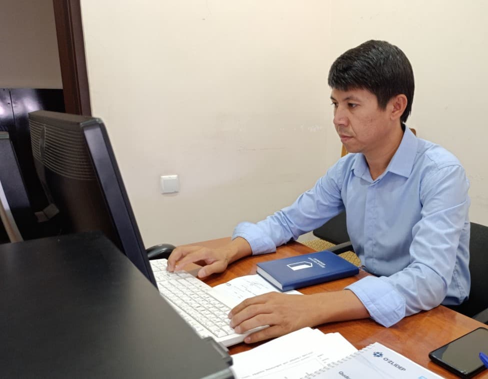 Jizzax viloyati hokimligi xodimlari dolzarb siyosiy va maʼrifiy mavzular bo‘yicha bilimlarini oshirmoqda