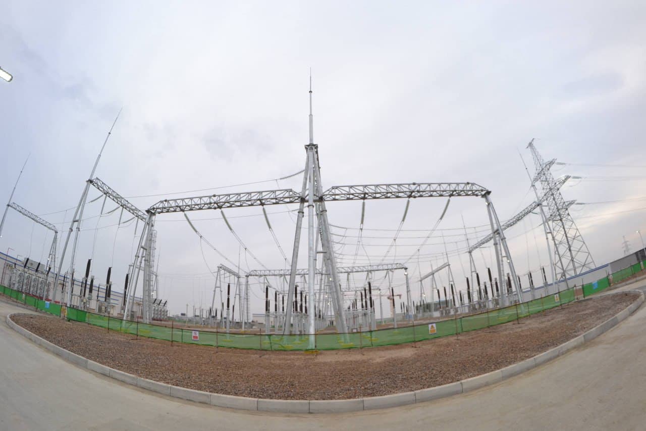 Videoreportaj: Jizzaxda 500 MVTga teng fotoelektr stansiya tarmog‘ining 200 MVT ulanib, foydalanishga topshirildi