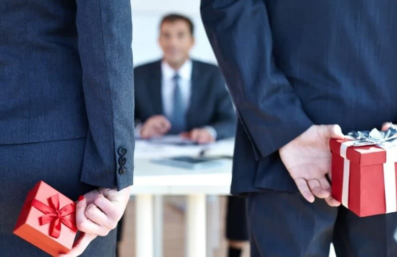 Davlat fuqarolik xizmatchisi tomonidan xizmat safarlari, xalqaro va boshqa rasmiy tadbirlar munosabati bilan olinishi mumkin bo‘lgan sovg‘a qiymati, shuningdek uni tasarruf etish tartibi