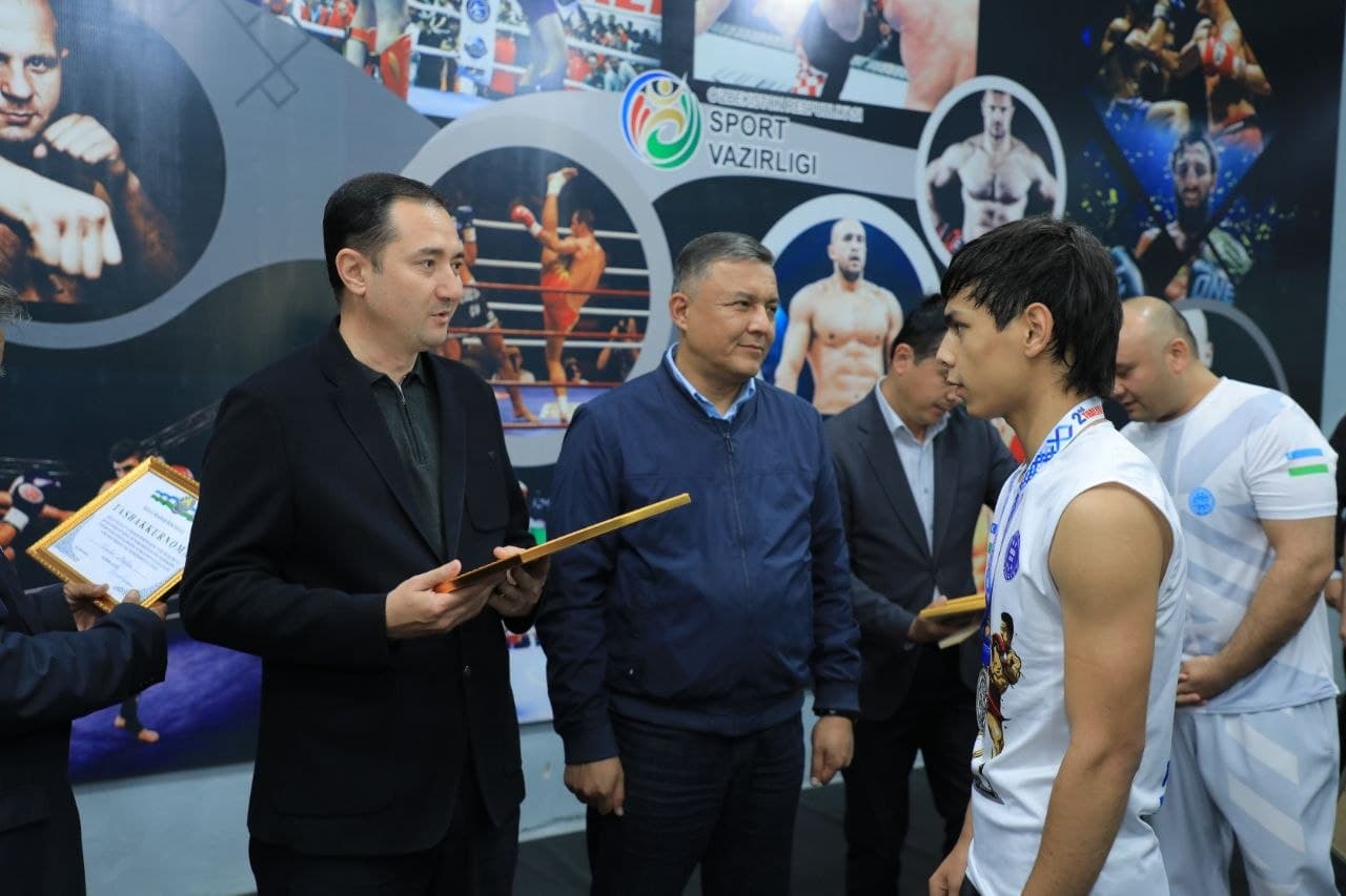 Халқаро майдонда юксак натижаларга эришган жиззахлик кикбоксчилар тақдирланди