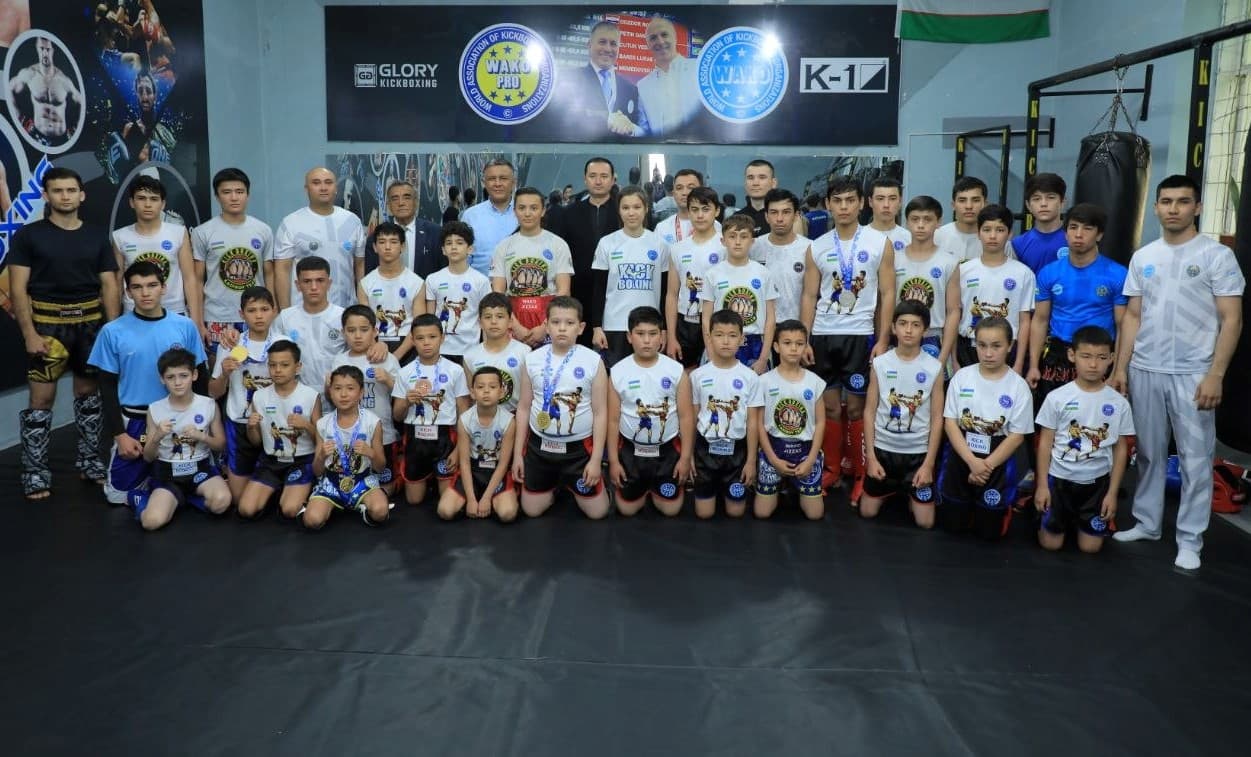 Халқаро майдонда юксак натижаларга эришган жиззахлик кикбоксчилар тақдирланди