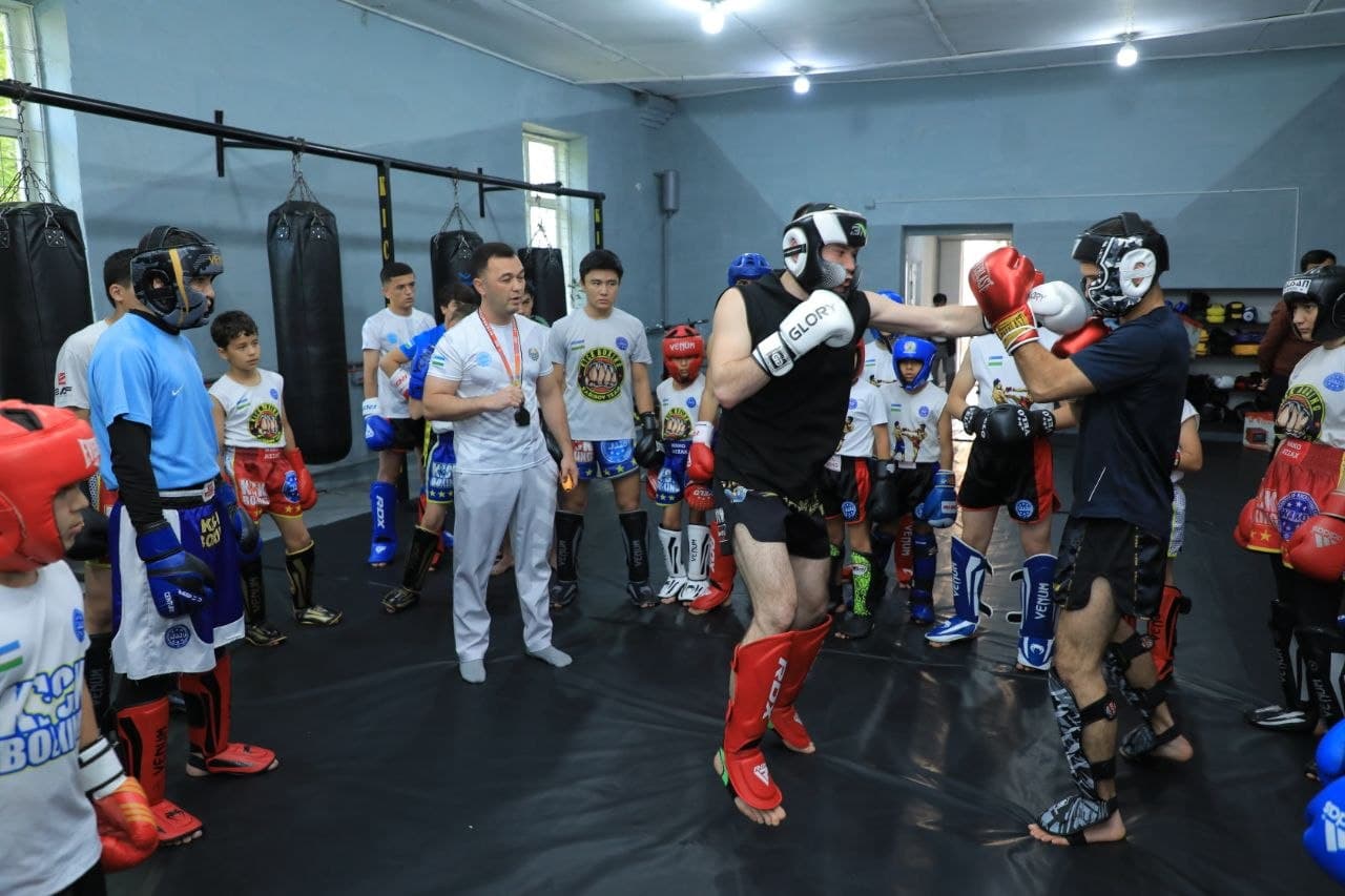 Халқаро майдонда юксак натижаларга эришган жиззахлик кикбоксчилар тақдирланди