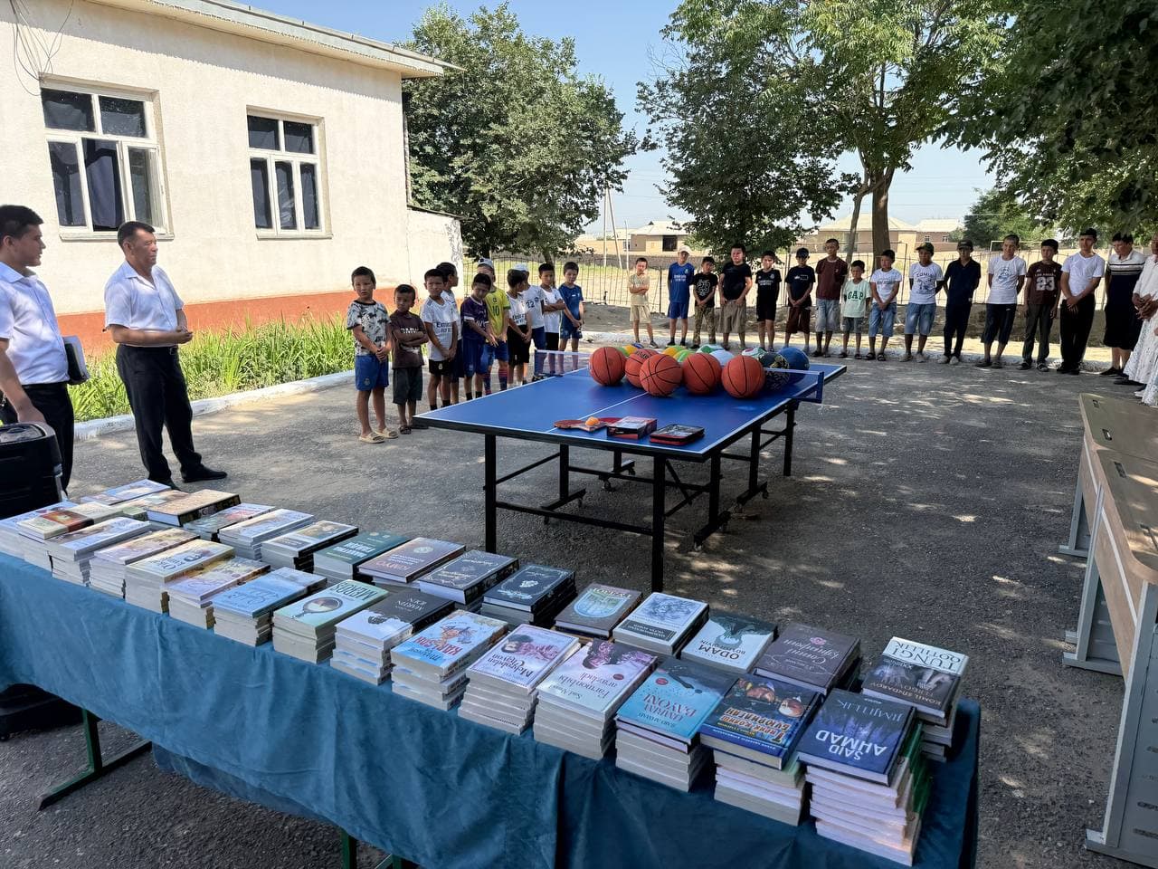 Dolzarb 90 kun: Jizzaxdagi maktablarga sport va musiqa anjomlari va badiy kitoblar topshirilmoqda