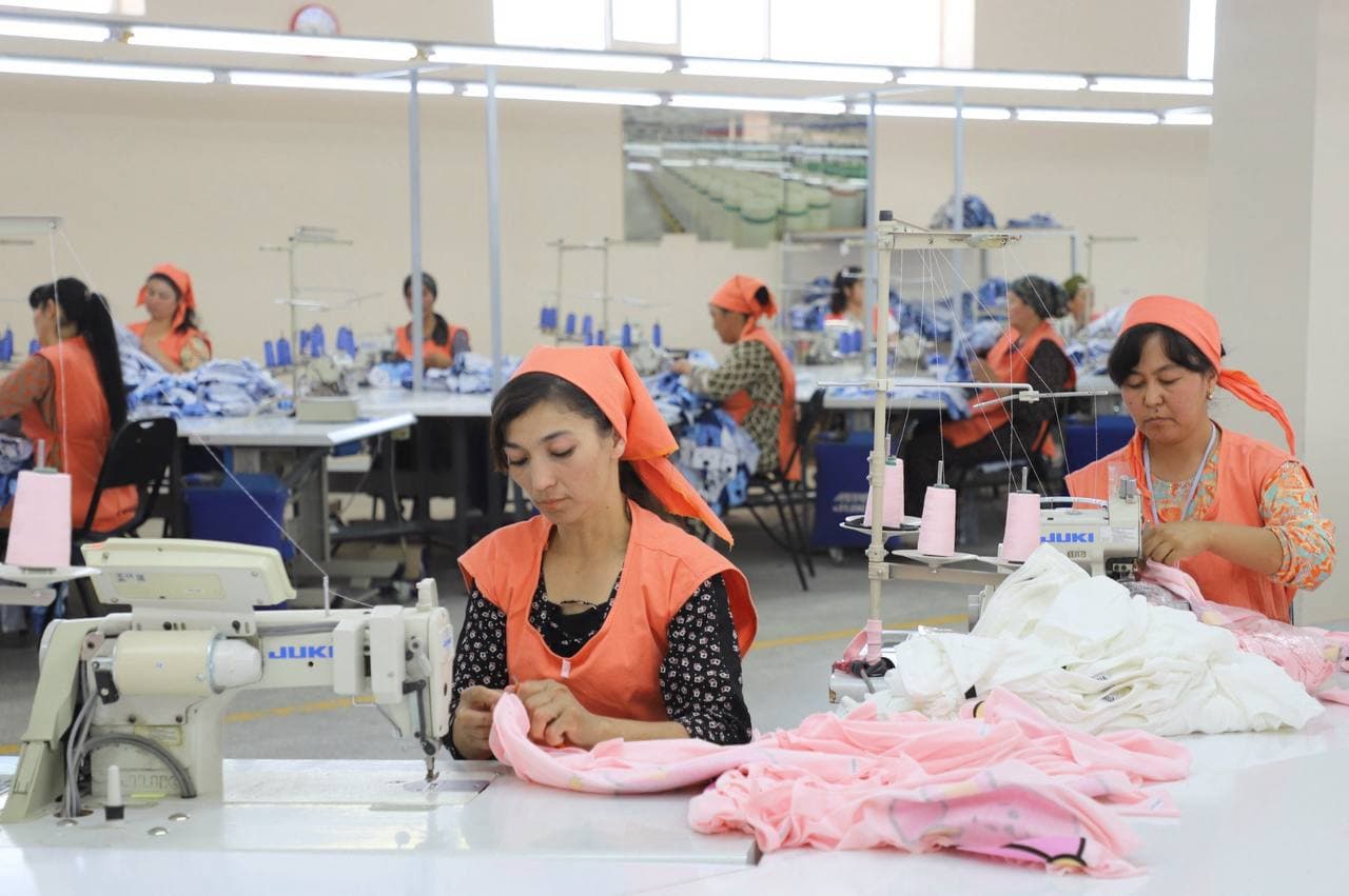 Dehqonobodda xotin-qizlar bandligini ta’minlovchi zamonaviy tikuvchilik fabrikasi faoliyat yuritmoqda