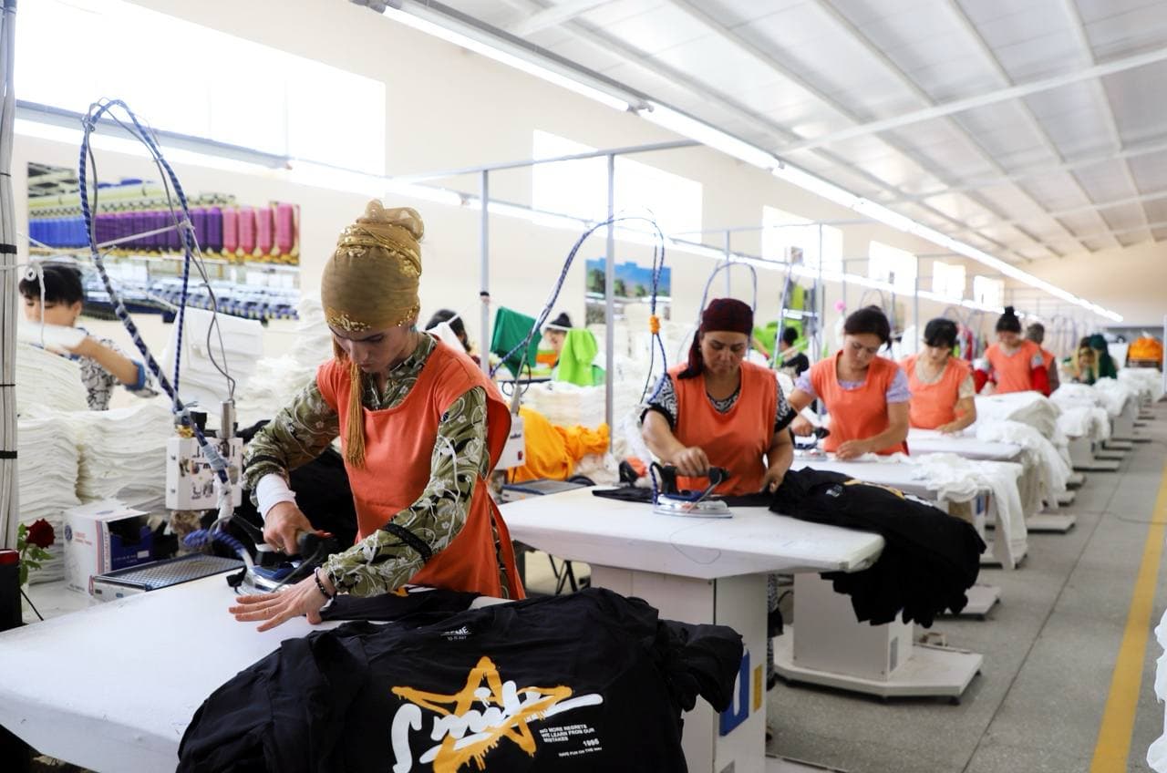 Dehqonobodda xotin-qizlar bandligini ta’minlovchi zamonaviy tikuvchilik fabrikasi faoliyat yuritmoqda