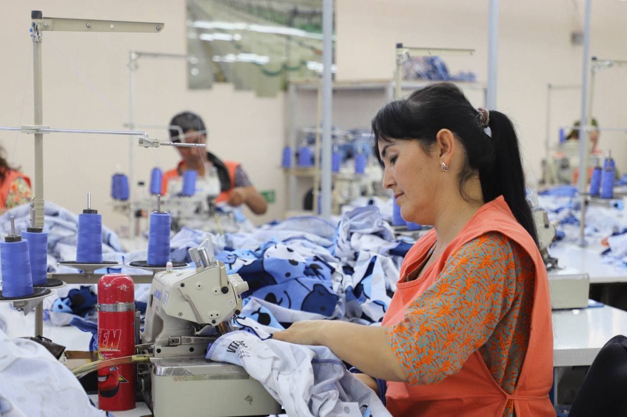 Dehqonobodda xotin-qizlar bandligini ta’minlovchi zamonaviy tikuvchilik fabrikasi faoliyat yuritmoqda