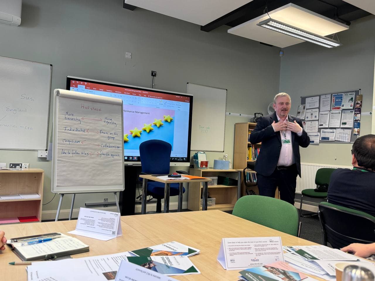 Qashqadaryolik bir guruh davlat va nodavlat maktab rahbarlari xorijda malaka oshirish dasturida ishtirok etmoqda