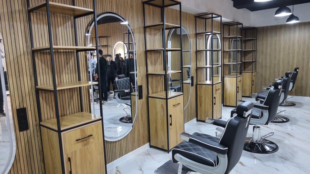 Murotjon Azimov Qarshi shahridagi turar-joy majmuasi, "Marka" savdo filiali va bolalar maydonchasining ochilish marosimida ishtirok etdi