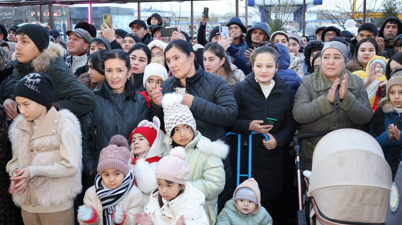 Murotjon Azimov Qarshi shahridagi turar-joy majmuasi, "Marka" savdo filiali va bolalar maydonchasining ochilish marosimida ishtirok etdi