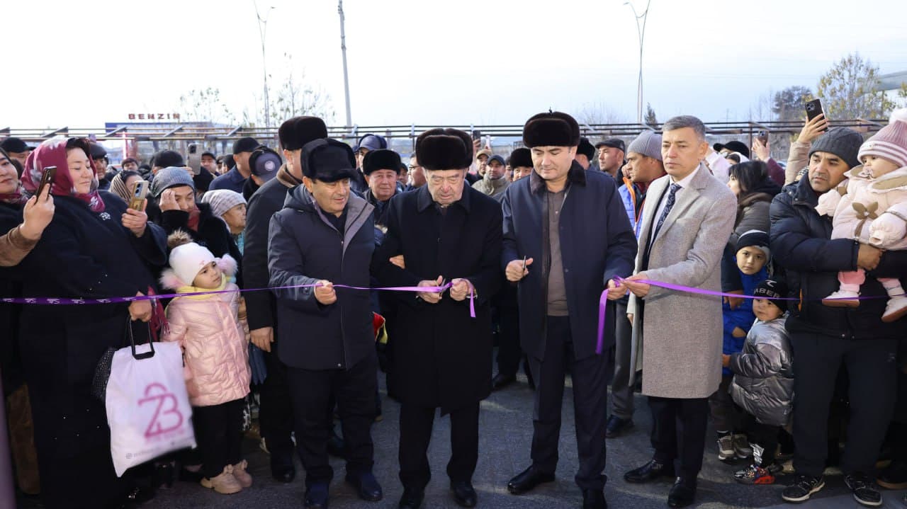Murotjon Azimov Qarshi shahridagi turar-joy majmuasi, "Marka" savdo filiali va bolalar maydonchasining ochilish marosimida ishtirok etdi