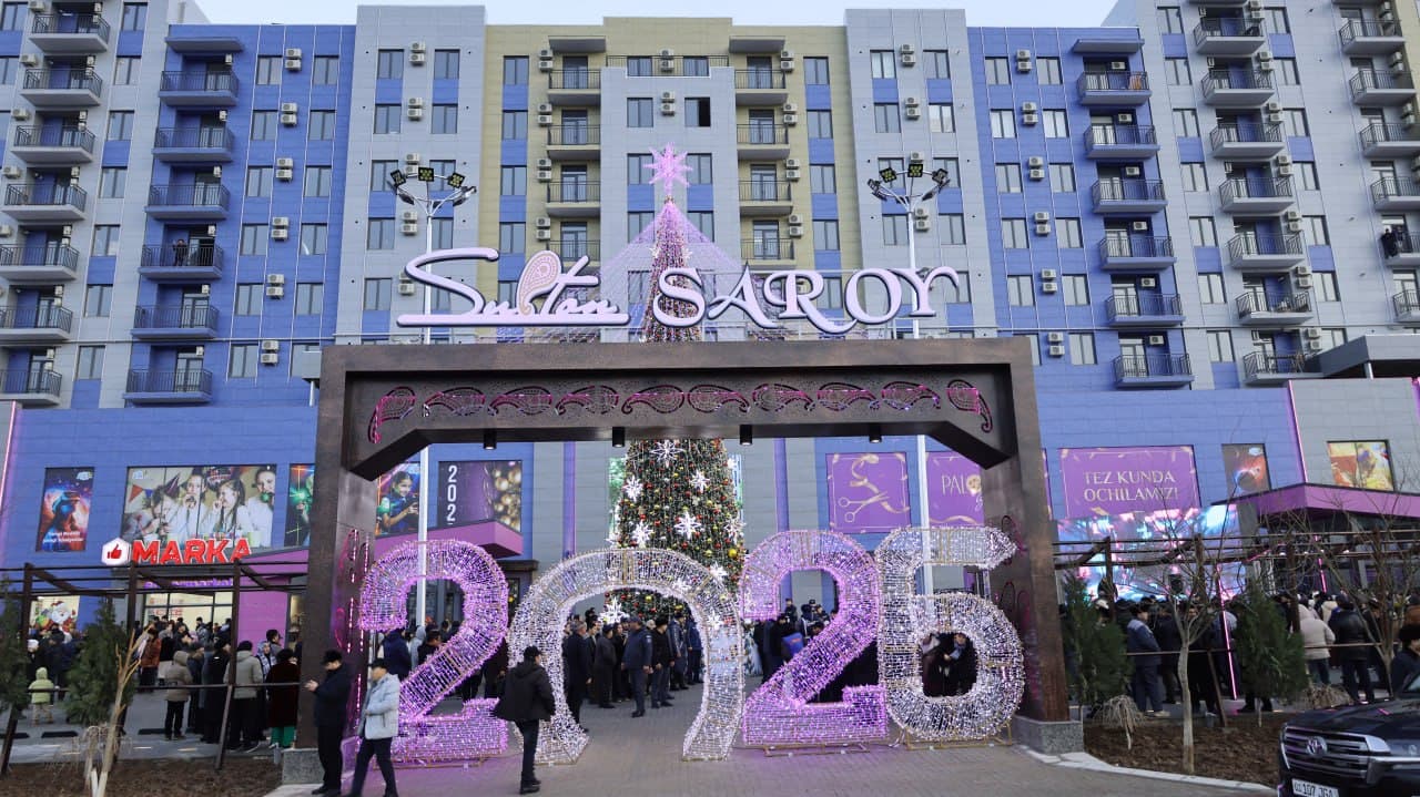 Murotjon Azimov Qarshi shahridagi turar-joy majmuasi, "Marka" savdo filiali va bolalar maydonchasining ochilish marosimida ishtirok etdi