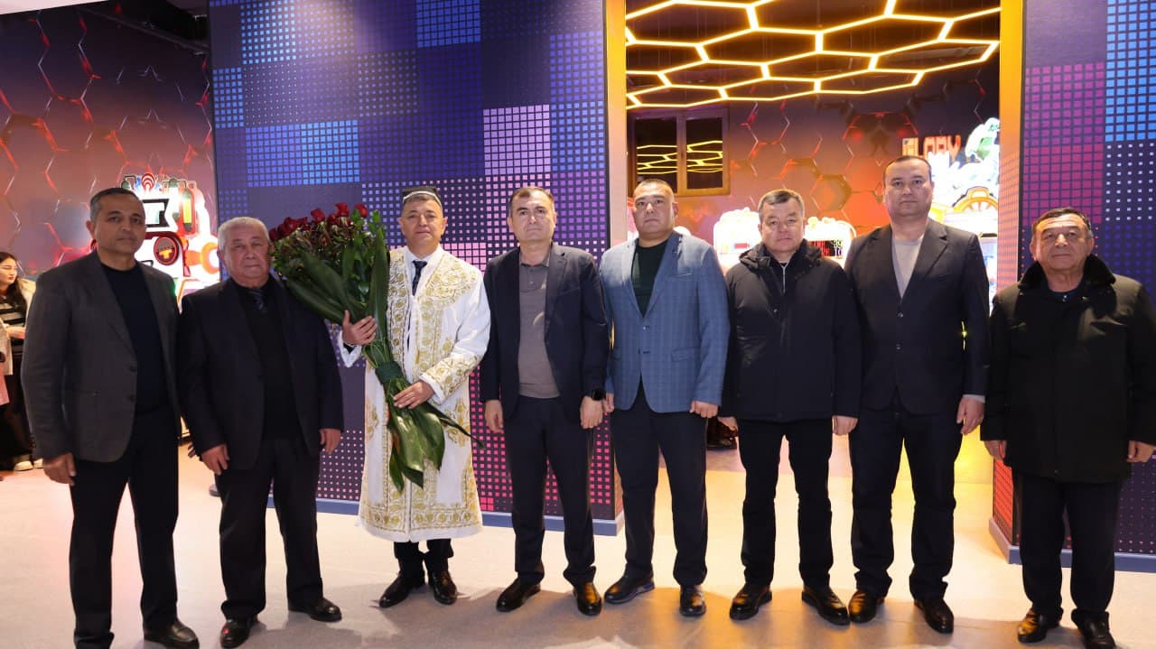 Murotjon Azimov Qarshi shahridagi turar-joy majmuasi, "Marka" savdo filiali va bolalar maydonchasining ochilish marosimida ishtirok etdi